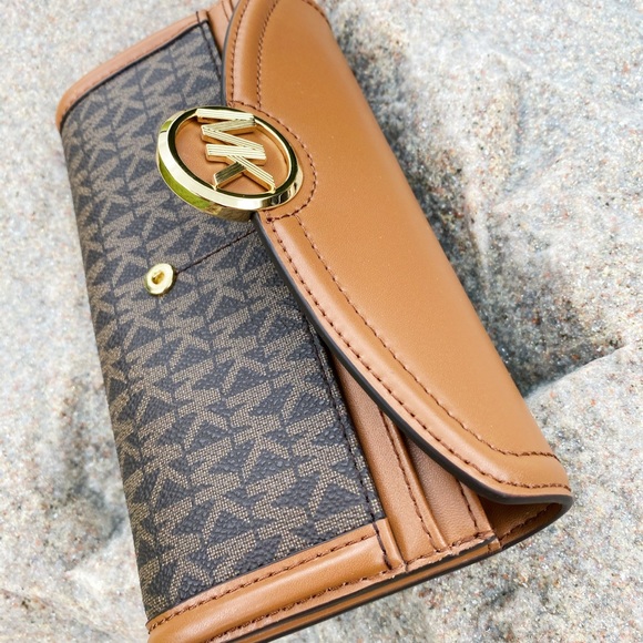 Sale🥰🥰Michael kors tote and wallet Bundle - Picture 7 of 8